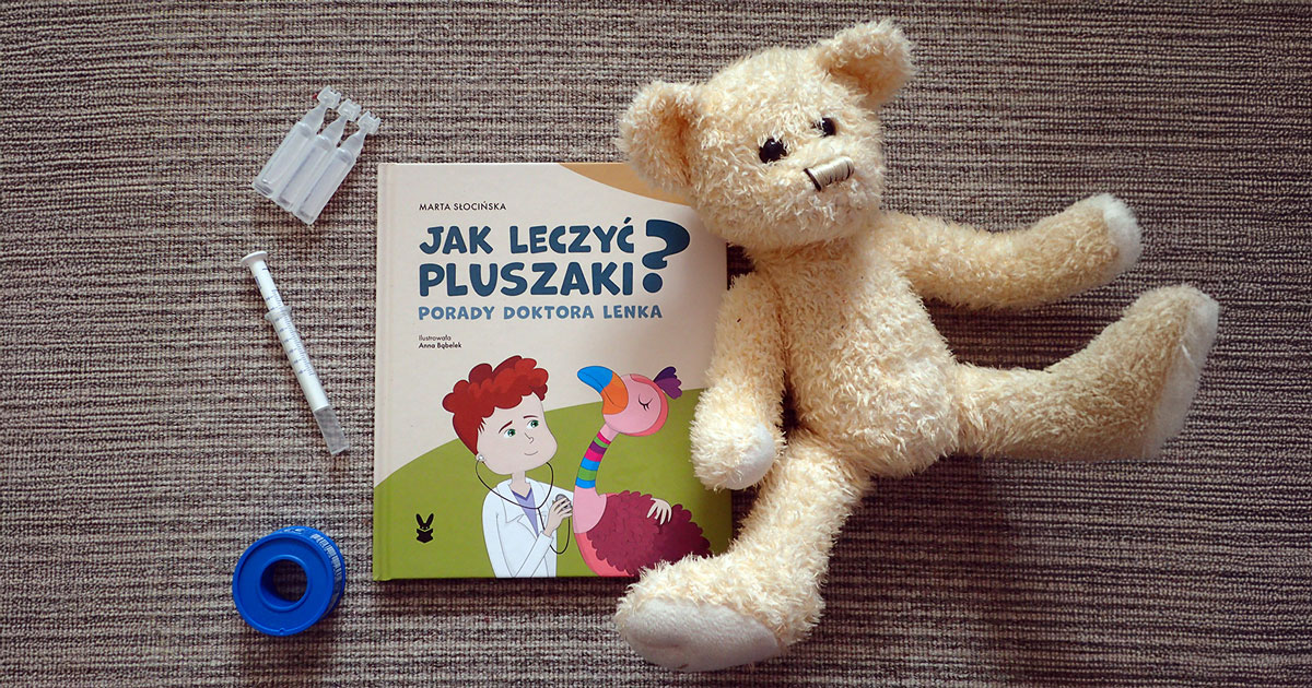 Książka „Jak leczyć pluszaki?” i rozrzucone dookoła zabawki